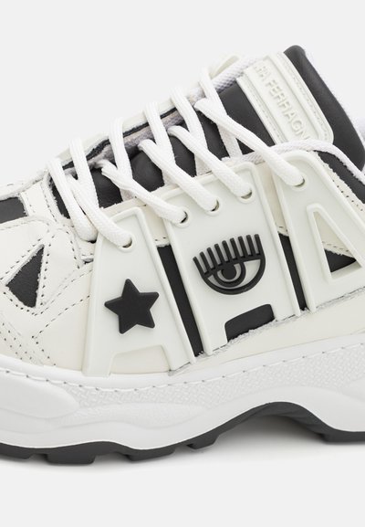CHIARA FERRAGNI EYEFLY - Sportcipő - off-white/black