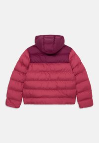 Φούτερ μπουφάν σε αποχρώσεις ροζ και μπορντό, με κουκούλα, καπιτονέ σχέδιο και ελαστικές μανσέτες. Μαλακή, επενδεδυμένη υφή.