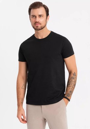 Černé tričko s krátkým rukávem a kulatým výstřihem, vyrobené z jemné látky; navrženo v upevněném střihu a minimalistickém stylu.