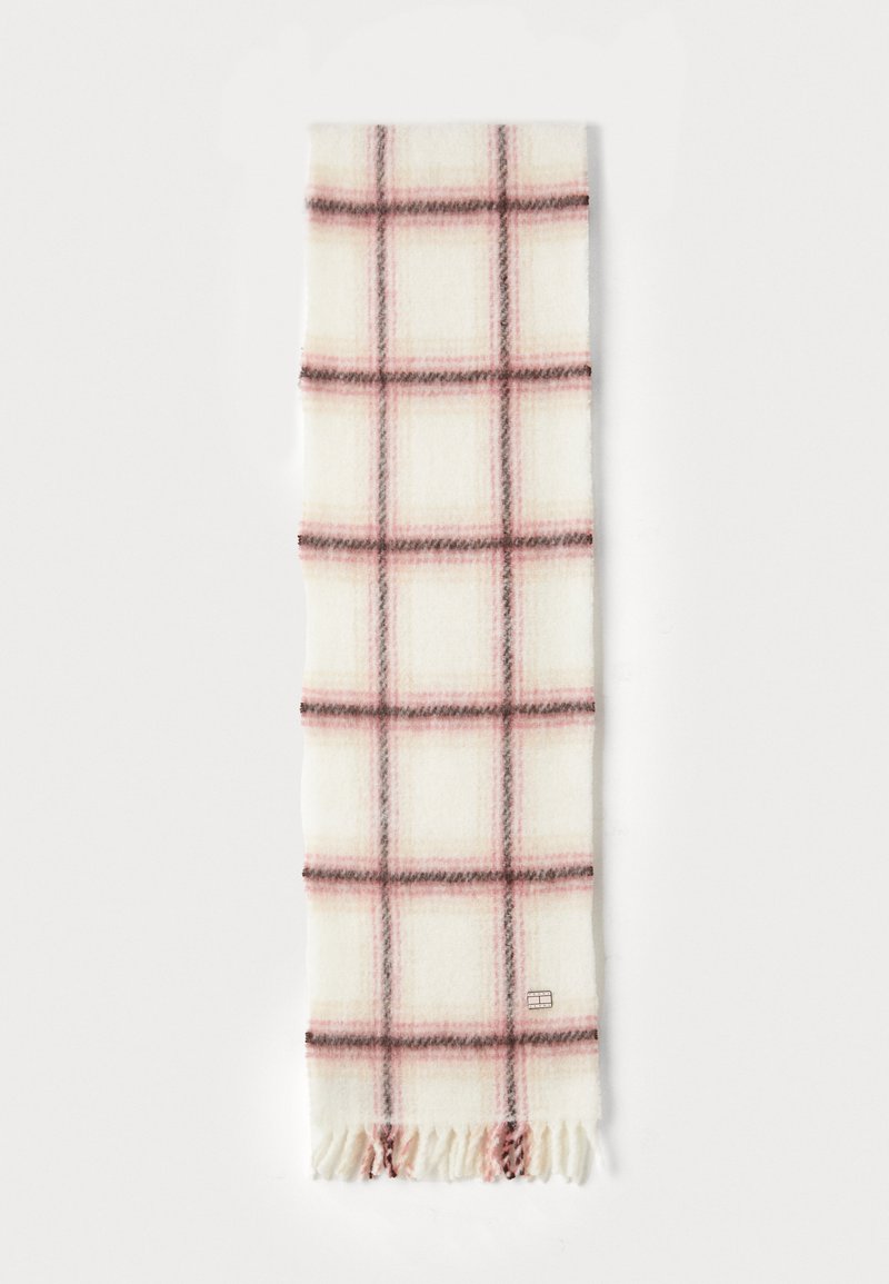 Écharpe à carreaux tissée en crème avec des accents roses et bruns, dotée de bords frangés, d'une texture douce et d'une forme rectangulaire.