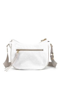 Borsa a tracolla in ecopelle bianca con un motivo floreale testurizzato, dettagli in hardware dorato e una tracolla regolabile. Presenta una tasca anteriore con zip.