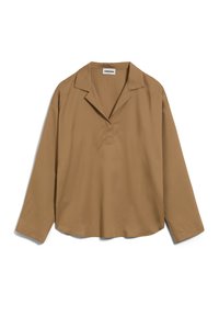 Camicia marrone a maniche lunghe con colletto aperto e vestibilità morbida, stesa su uno sfondo bianco.