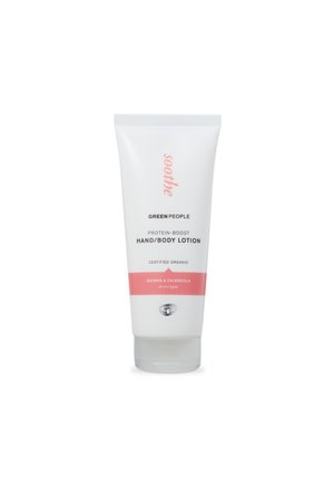 Weißer Quetschtube mit einem hellrosa Akzentband, beschriftet mit "soothe", enthält eine proteinreiche Hand- und Körperlotion mit Quinoa und Ringelblume.