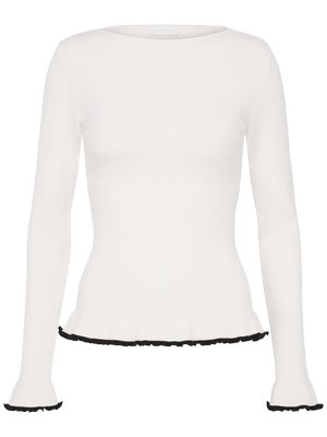 Άσπρο μακρυμάνικο εφαρμοστό τοπ με λαιμόκοψη σκάφος, με μαύρη βολάν διακόσμηση στο τελείωμα και τις μανσέτες.