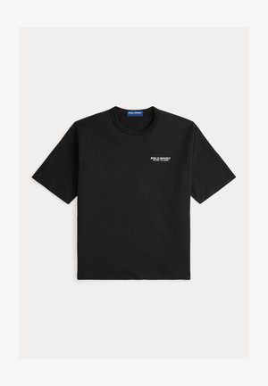Svart bomulls-T-skjorte med korte ermer, med rund hals og brodert "Polo Sport Ralph Lauren"-logo i hvitt på venstre bryst.