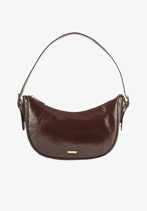 Brązowa torebka na ramię z lakierowanej skóry o zaokrąglonym kształcie, z hardwarem w kolorze złotym i prostym zapięciem na zamek. Regulowany pasek umożliwia wszechstronne noszenie.