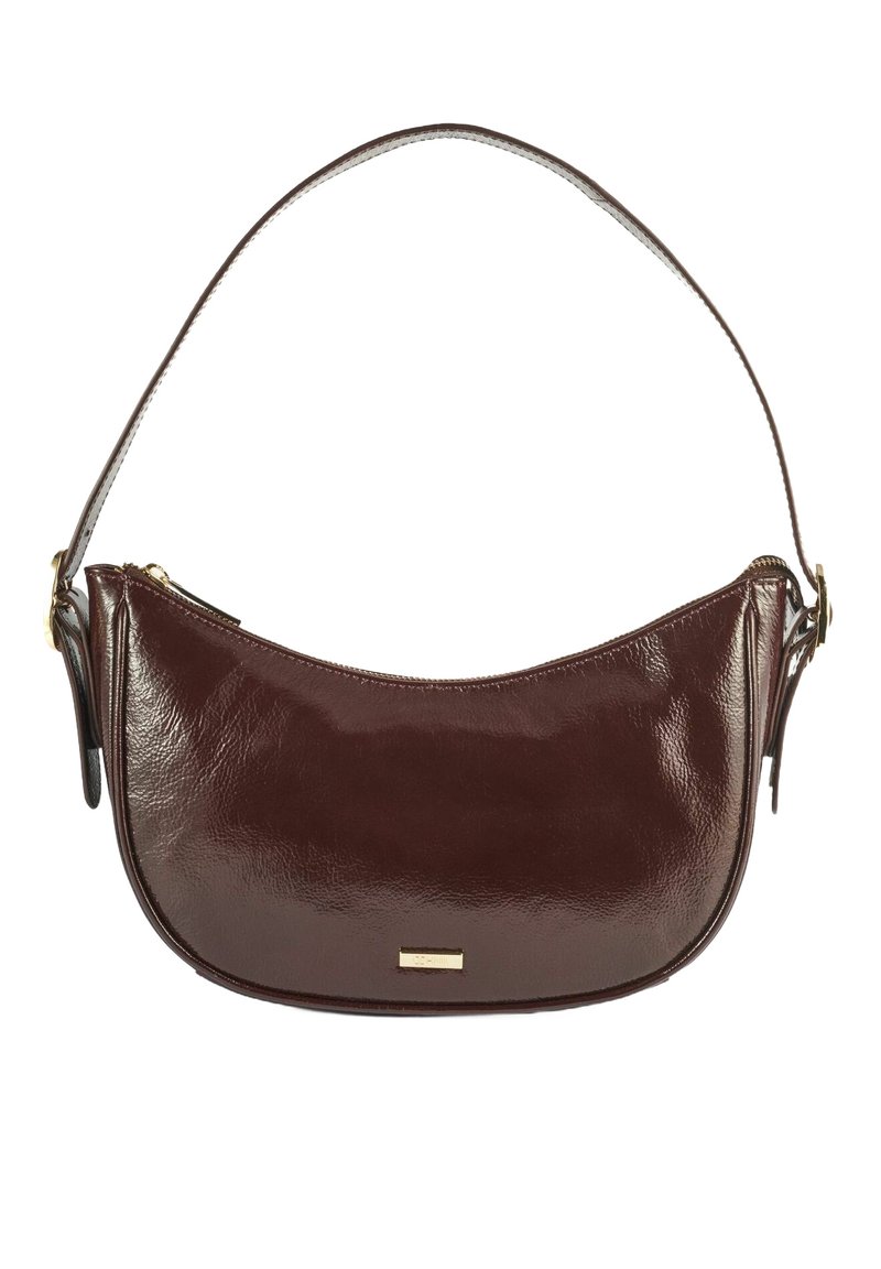 Brązowa torebka na ramię z lakierowanej skóry o zaokrąglonym kształcie, z hardwarem w kolorze złotym i prostym zapięciem na zamek. Regulowany pasek umożliwia wszechstronne noszenie.