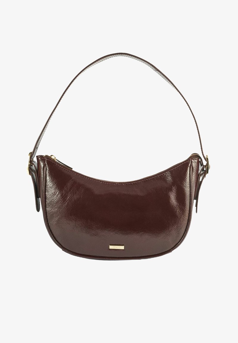 Brązowa torebka na ramię z lakierowanej skóry o zaokrąglonym kształcie, z hardwarem w kolorze złotym i prostym zapięciem na zamek. Regulowany pasek umożliwia wszechstronne noszenie.