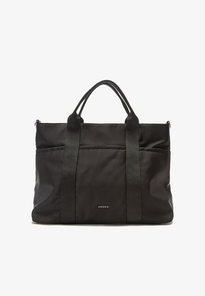 Zwarte nylon draagtas met dubbele bovenhandvatten, een voorvak met rits en een subtiel logodetail. Gladde textuur en minimalistisch ontwerp.