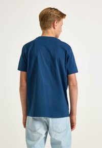 Marineblå bomulds T-shirt med korte ærmer, rund halsudskæring og løstsiddende pasform. Bagview viser en glat tekstur og minimale designdetaljer.