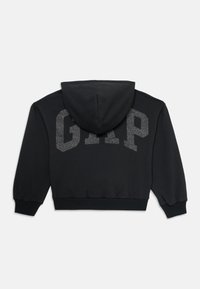 Sweatshirt preto com capuz, mangas longas e o logótipo "GAP" em grandes letras cinza texturizadas na parte superior das costas.