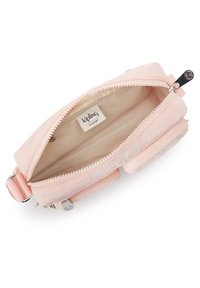 Różowy woreczek Kipling z zamkiem błyskawicznym, z zewnętrzną teksturą, wewnętrzną podszewką w paski oraz metką z logo w środku.