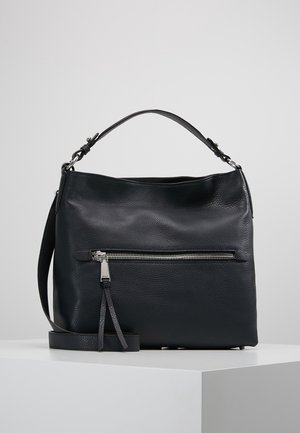 Sac à main en cuir noir texturé avec poignée supérieure, bandoulière réglable et poche avant zippée horizontale.