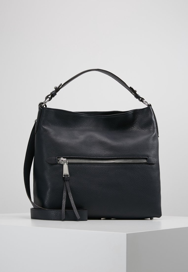 Sac à main en cuir noir texturé avec poignée supérieure, bandoulière réglable et poche avant zippée horizontale.