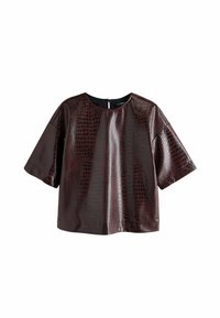 Top bordeaux a maniche corte con una texture lucida goffrata a forma di coccodrillo, dotato di scollatura rotonda e dettaglio con zip sul retro.