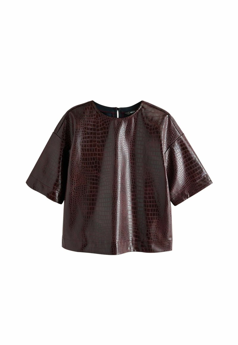 Top bordeaux a maniche corte con una texture lucida goffrata a forma di coccodrillo, dotato di scollatura rotonda e dettaglio con zip sul retro.