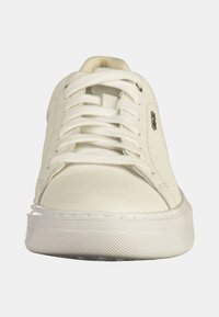Λευκά, υφασμένα δερμάτινα sneakers με στρογγυλή μύτη, επίπεδες κορδόνες και καουτσούκ σόλα. Διαθέτουν διακριτική ραφή και λεπτομέρεια λογότυπου στο πλάι.