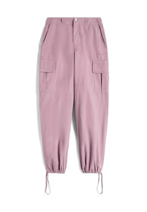 Pantaloni cargo di colore rosa chiaro, con polsini elasticizzati, tasche laterali e chiusura con bottone, realizzati in un tessuto leggero dal tocco morbido.