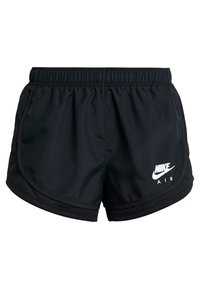 Musta urheiluShortsit, jotka on valmistettu kevyestä kankaasta, jossa on pehmeä pinta. Sivupaneeleissa on verkkokangasta ja etuosassa valkoinen Nike-logo.