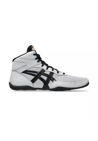 Chaussure de sport blanche montante avec lacets noirs et motif rayé noir, panneaux en mesh et cuir, et semelle en caoutchouc plate.