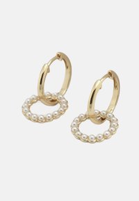 Goldene Creolen mit einem kreisförmigen Design, das entlang des äußeren Randes gleichmäßig verteilte kleine Perlen enthält.
