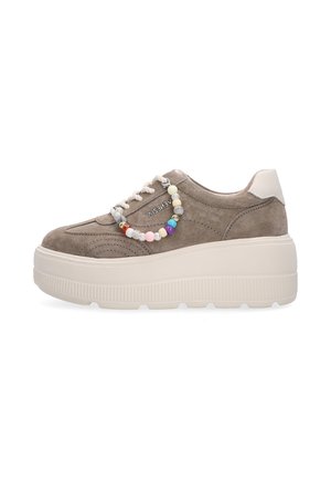 Taupe ruskind sneakers med platform, cremefarvet sål og hæl, hvide snørebånd og en farverig perlecharme fastgjort på siden.