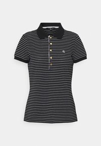 Polo triko s černobílým pruhovaným vzorem, klasickým límečkem, zlatými knoflíky a vyšitým logem na hrudi. Krátké rukávy, přiléhavý střih.