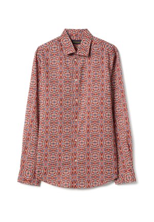 Camisa de manga larga con botones, con un patrón floral geométrico en rojo, azul y blanco, y cuello abierto, colocada sobre un fondo blanco.