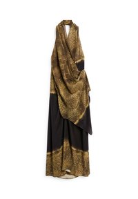 Robe à motifs noir et or, présentant un tissu drapé, une coupe asymétrique et une texture satinée avec des dessins complexes.