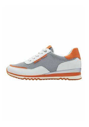 Scarpe sportive bianche e grigie con tomaia in rete, dettagli arancioni, suola testurizzata e design con lacci. Leggere con motivo a zigzag sulla suola.