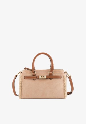 Helle Veloursleder-Handtasche mit braunen Lederakzenten, oberen Griffen, abnehmbarem Schulterriemen und pelzähnlichem Besatz an den Seiten. Goldfarbene Metallbeschläge.