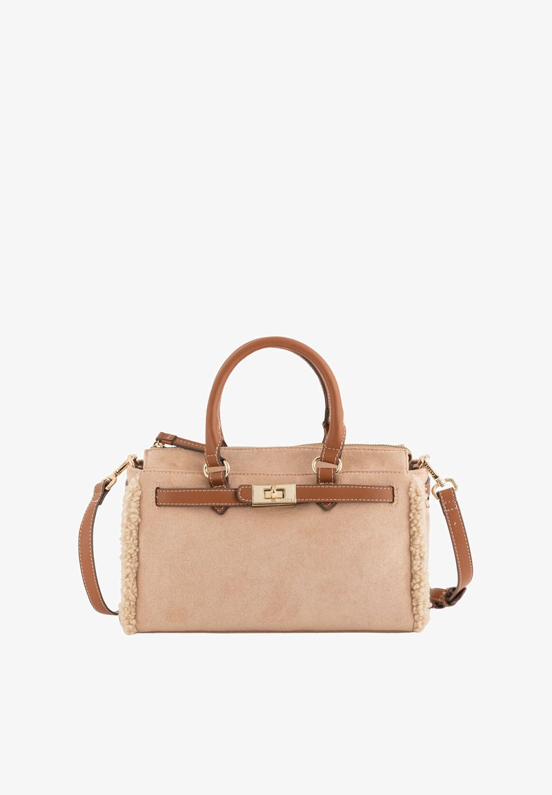 Bolso de mano de ante color ante con detalles en cuero marrón, asas superiores, correa desmontable y borde de tipo pelaje en los laterales. Detalles en hardware dorado.