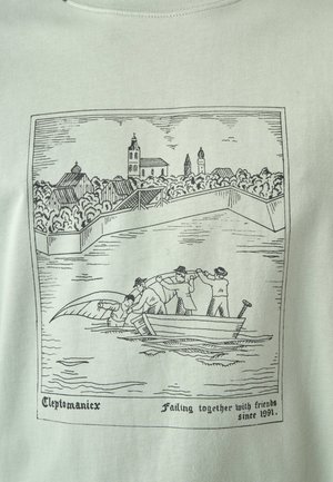 Hellgraues Baumwoll-T-Shirt mit einem schwarzen Linienstil-Design einer Ruderszene mit vier Figuren und einer Flusslandschaft sowie markenspezifischem Text darunter.