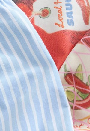 Vezenina z več barv, ki vsebuje modre in bele proge, rdeče vzorce omak in zelenjave ter gladko teksturo.