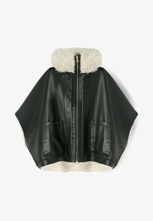 Schwarzer Lederumhang mit Reißverschluss vorne, zwei Fronttaschen und cremefarbener, weicher Schaffellinnenverkleidung sowie Kragen.