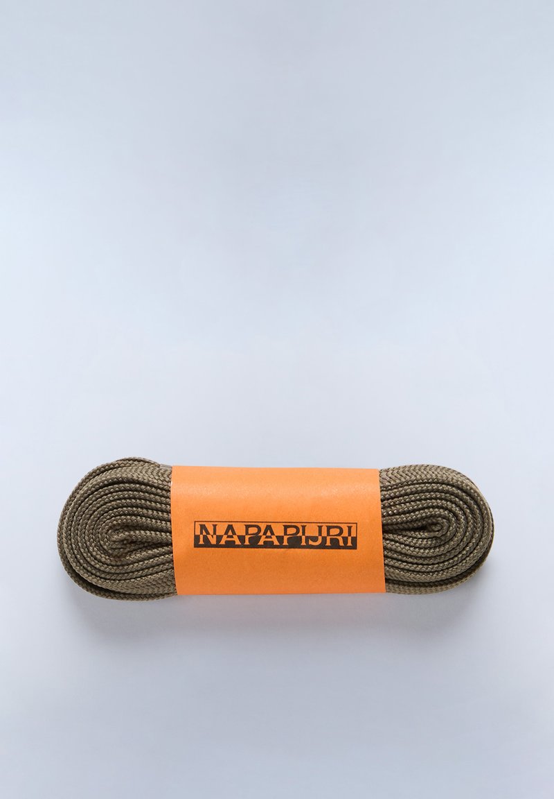 Cuerda trenzada de color verde oliva envuelta en una etiqueta naranja con texto negro. La cuerda tiene una superficie texturizada y una forma enrollada.