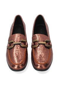 Bronzen loafers met een gestructureerde afwerking, voorzien van een decoratieve metalen gesp en contrasterende stiksels langs de randen.