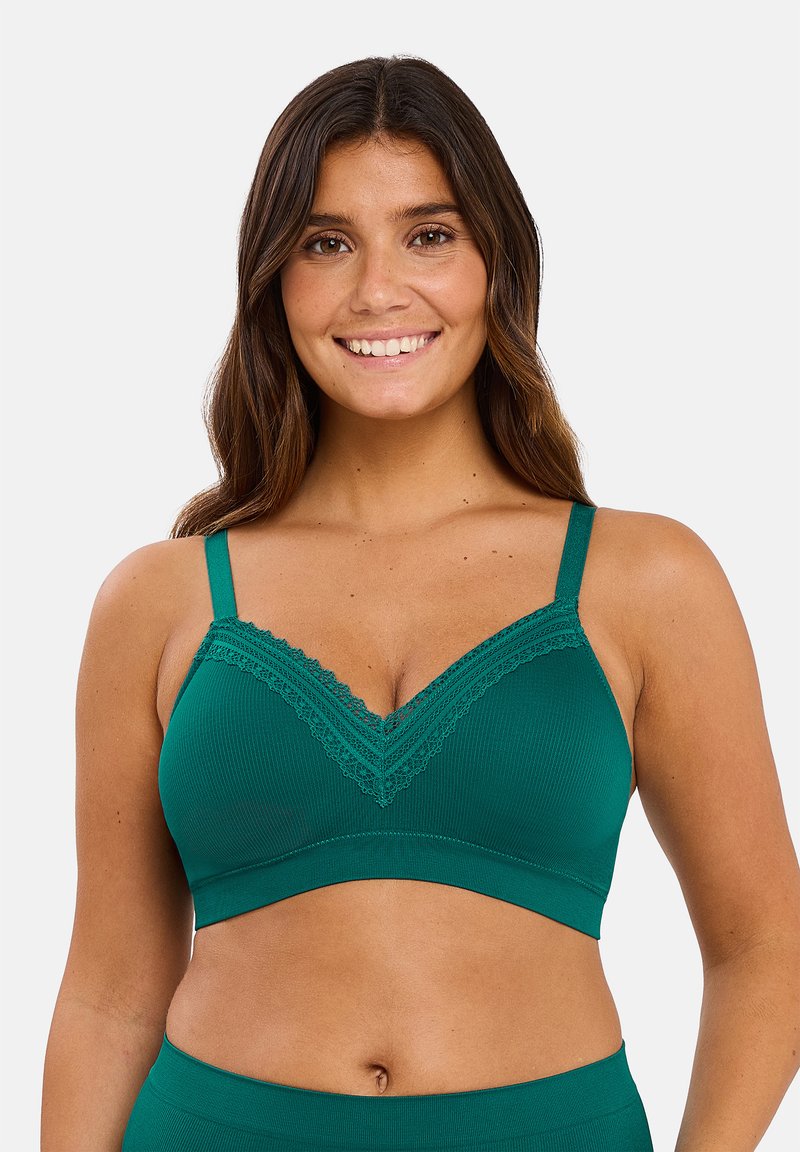 Bralette de canalé en color verde azulado con encaje en el escote y tirantes ajustables, que presenta una banda suave y un ajuste cómodo.