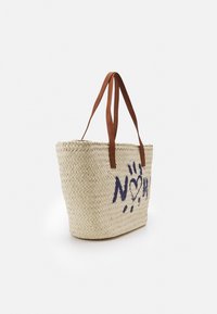 Punottu olkainen käsilaukku ruskeilla keinonahkaisilla kahvoilla, jossa sivulla on kirjailtu tummansininen teksti ja sydänkuvio.