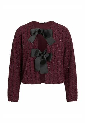 Cardigan en tricot bordeaux avec une finition texturée, comportant deux nœuds en satin noir à l'ouverture avant et des manches longues.
