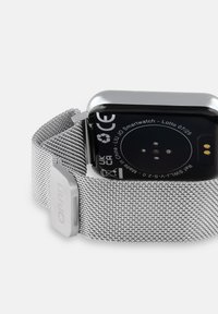 Silbernes Mesh-Armband-Smartwatch mit schwarzem Ziffernblatt. Merkmale umfassen ein rechteckiges Gehäuse, minimalistisches Design und einen markierten Verschluss am Armband.