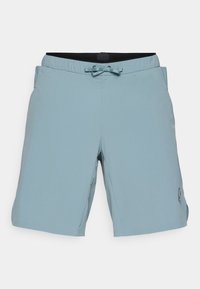 Ανοιχτά μπλε μαγιό με ελαστική μέση, κορδόνι και πλαϊνές τσέπες. Διαθέτει ένα μικρό λογότυπο στο κάτω δεξί μέρος του ποδιού.