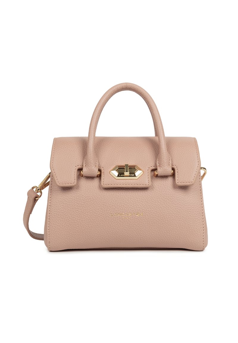 Sac à main en cuir texturé beige avec des poignées supérieures, fermeture à rabat en métal doré, et bandoulière détachable, posé sur un fond blanc.