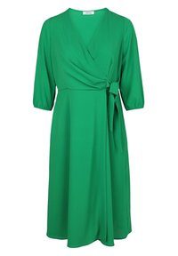 Grünes Wickelkleid mit Dreiviertelärmeln, aus einem glatten Stoff gefertigt. Es hat einen Überkreuz-Ausschnitt und ein seitliches Bindedetail.