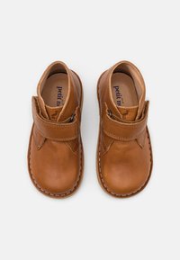 Petit Nord Copenhagen DESERT BOOT UNISEX - Lauflernschuh - cognac