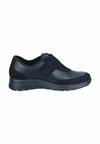 Scarpa sportiva nera caratterizzata da un mix di materiali lisci e testurizzati, una fascia in velcro e una suola ammortizzata progettata per il comfort.
