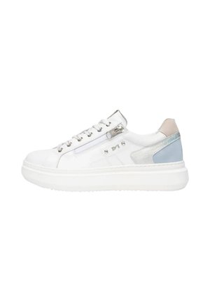 Sneaker bianco basso con chiusura frontale con lacci, cerniera laterale, dettagli sul tallone in azzurro chiaro e grigio, e suola spessa bianca.