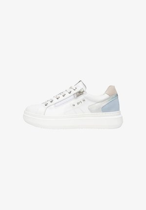 Sneaker bianco basso con chiusura frontale con lacci, cerniera laterale, dettagli sul tallone in azzurro chiaro e grigio, e suola spessa bianca.