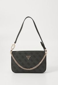 Sac à main noir en matériau texturé, avec une bandoulière en chaîne dorée, un logo triangulaire et un motif intégral des initiales de la marque.