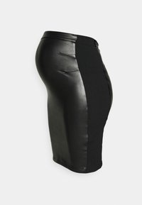 Svart blyertskjol med läderframsidan och stretchigt tyg på sidorna, vilket ger en figurnära silhuett med subtila sömdetaljer.